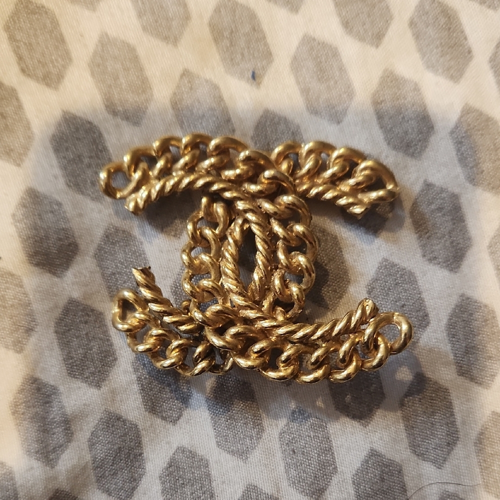 Vintage CHANEL Twisted Gold Chain Emblem (Need Fixing)